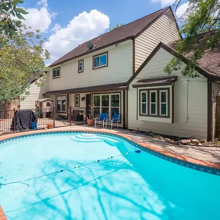 Spacious And Quiet 4 Bed 3 And A Half Bath Home Away From Home In Katy Texas